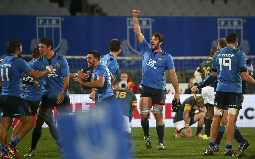 Stadio Artemio Franchi di Firenze. L&#39;Italia del rugby vive una giornata storica con la prima vittoria sul Sudafrica, battuto 20-18 nel 13 confronto. Si tratta della prima vittoria degli azzurri su una squadra dell&#39;Emisfero Sud. Ecco l&#39;esultanza azzurra dopo il fischio finale (Reuters)